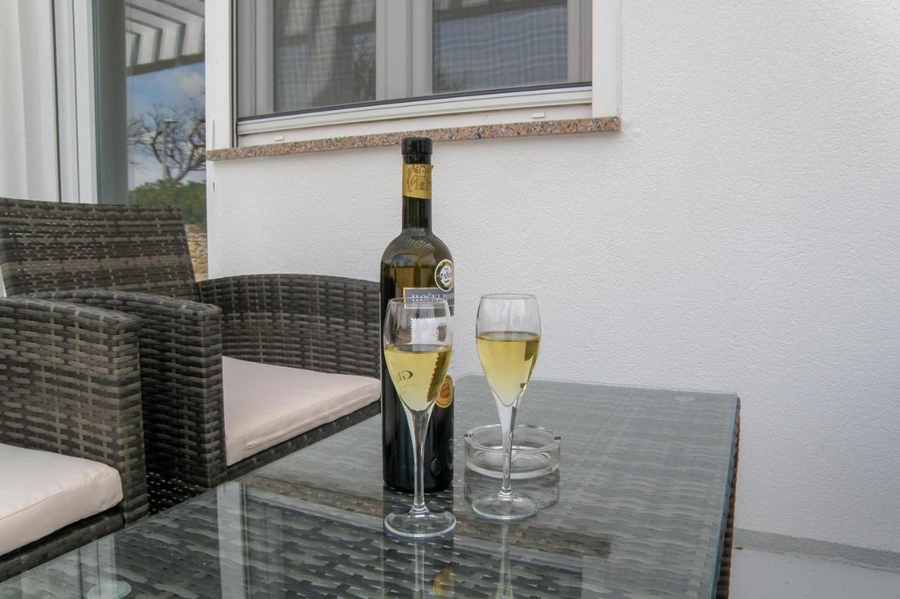 Lada Apartmani Novaglia Esterno foto
