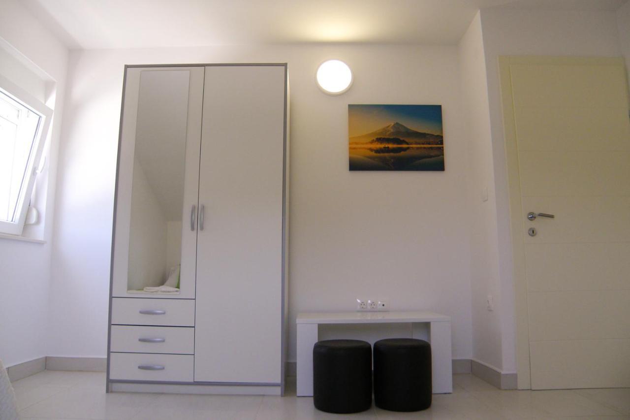 Lada Apartmani Novaglia Esterno foto